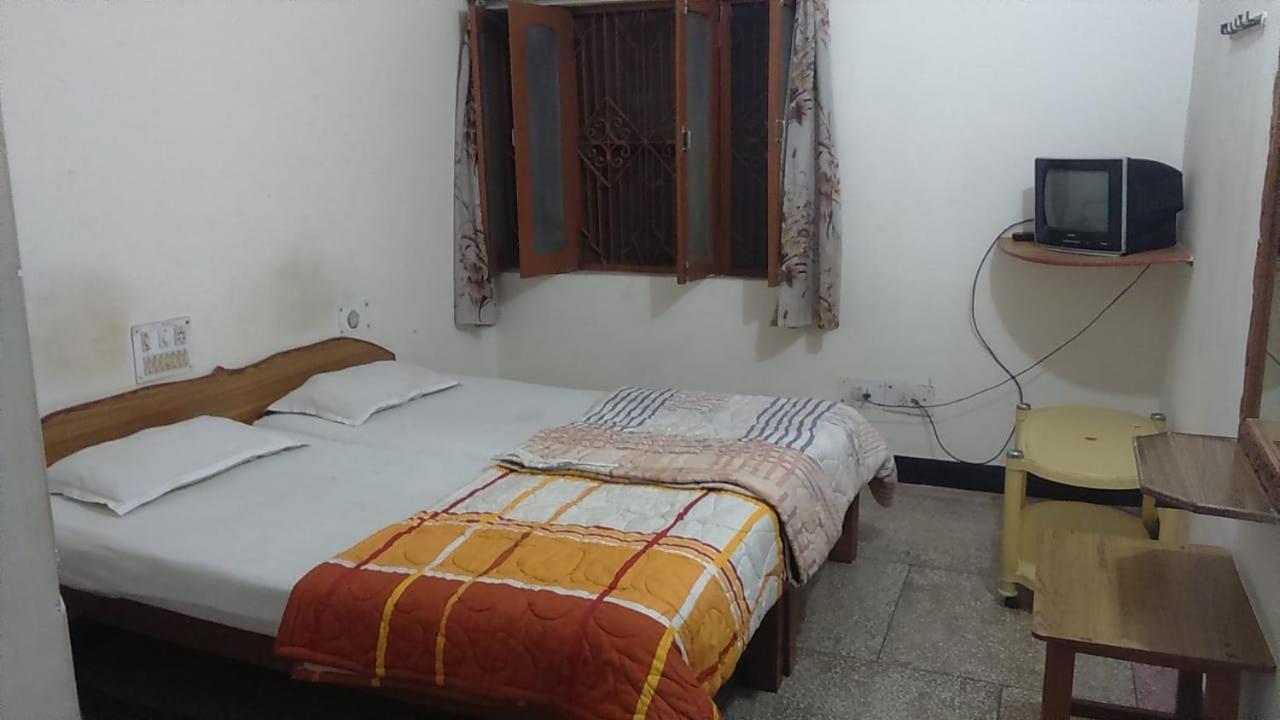 Hotel Yogi Lodge Khajurāho Dış mekan fotoğraf