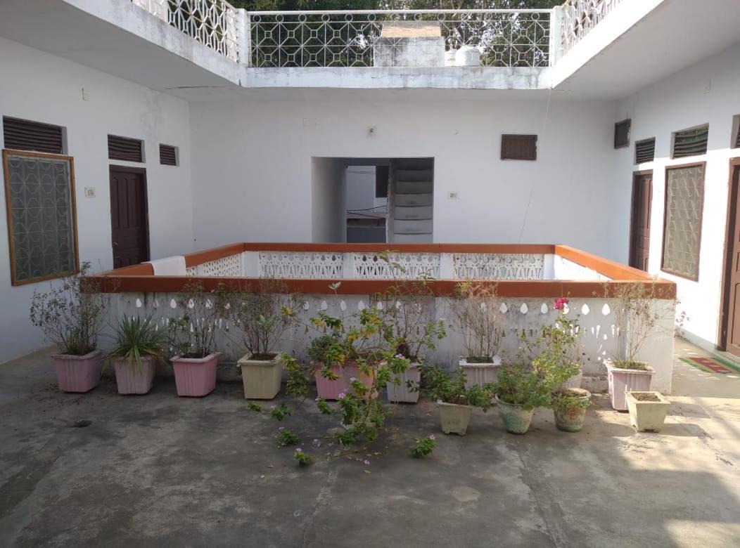 Hotel Yogi Lodge Khajurāho Dış mekan fotoğraf